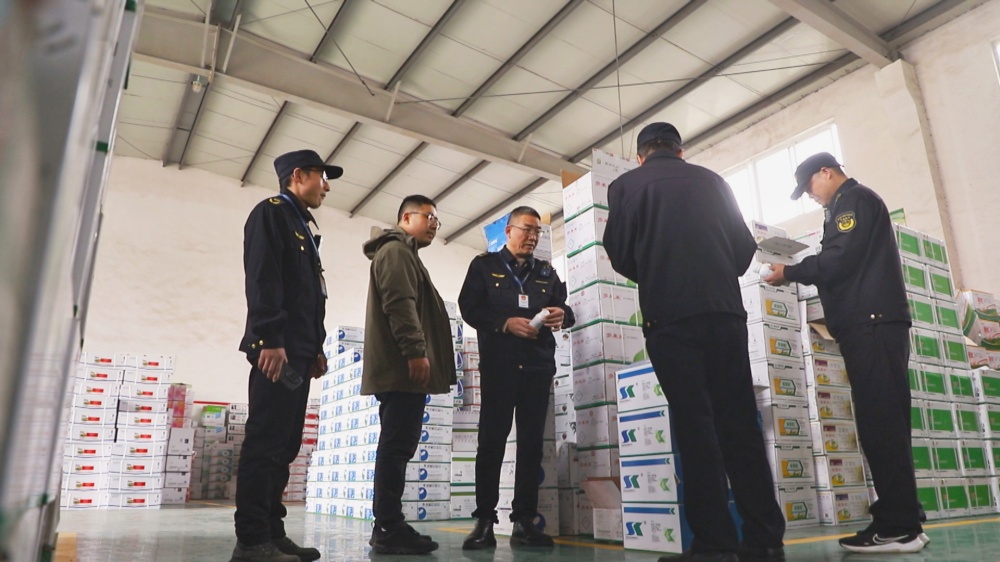 图为市农业综合行政执法大队正在某农资企业开展农作物种子市场检查.jpg