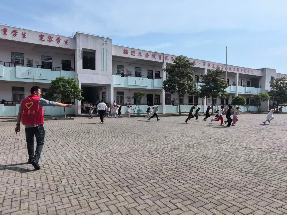 /uploads/image/2026/05/12/c3192e2c7b01b40ffe5cd35450b29a86.jpg 图为志愿者指挥学生安全撤离到安全区域.jpg