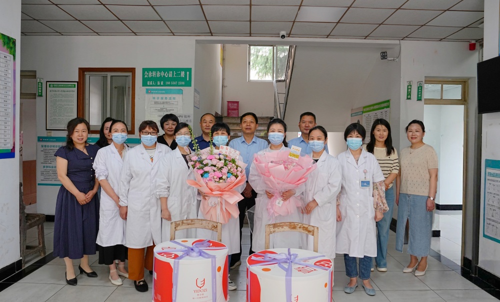 图为在文昌街道社区卫生服务中心慰问_副本.jpg
