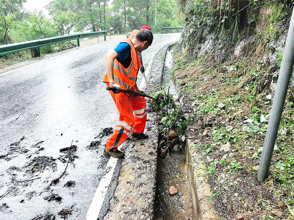 雨中巡查护畅通 坚守岗位保平安2_副本.jpg