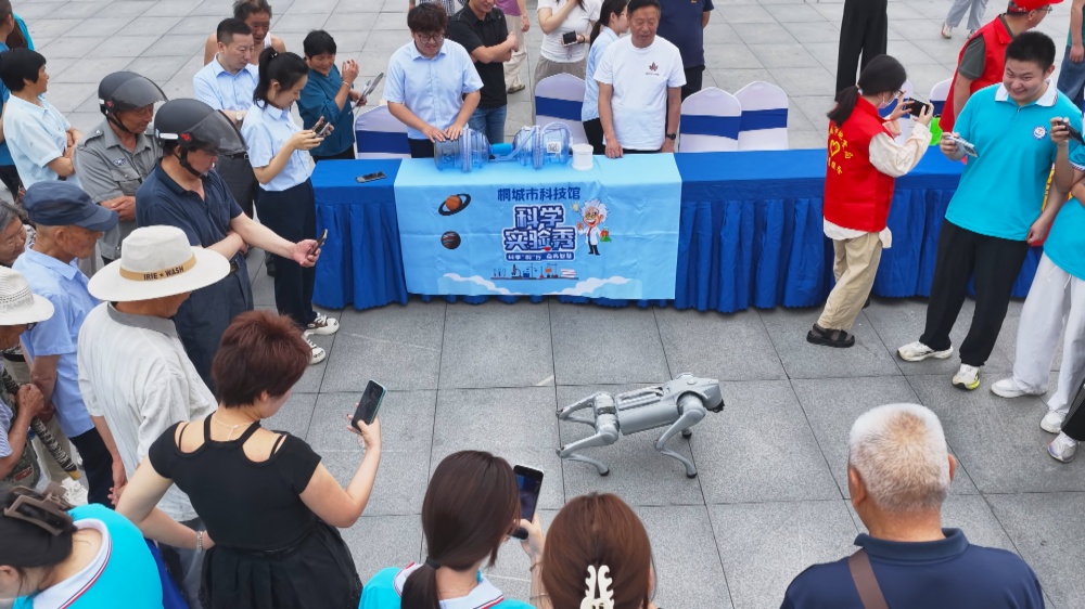 图为现场的机器狗表演吸引众多学生和市民围观。_副本.jpg