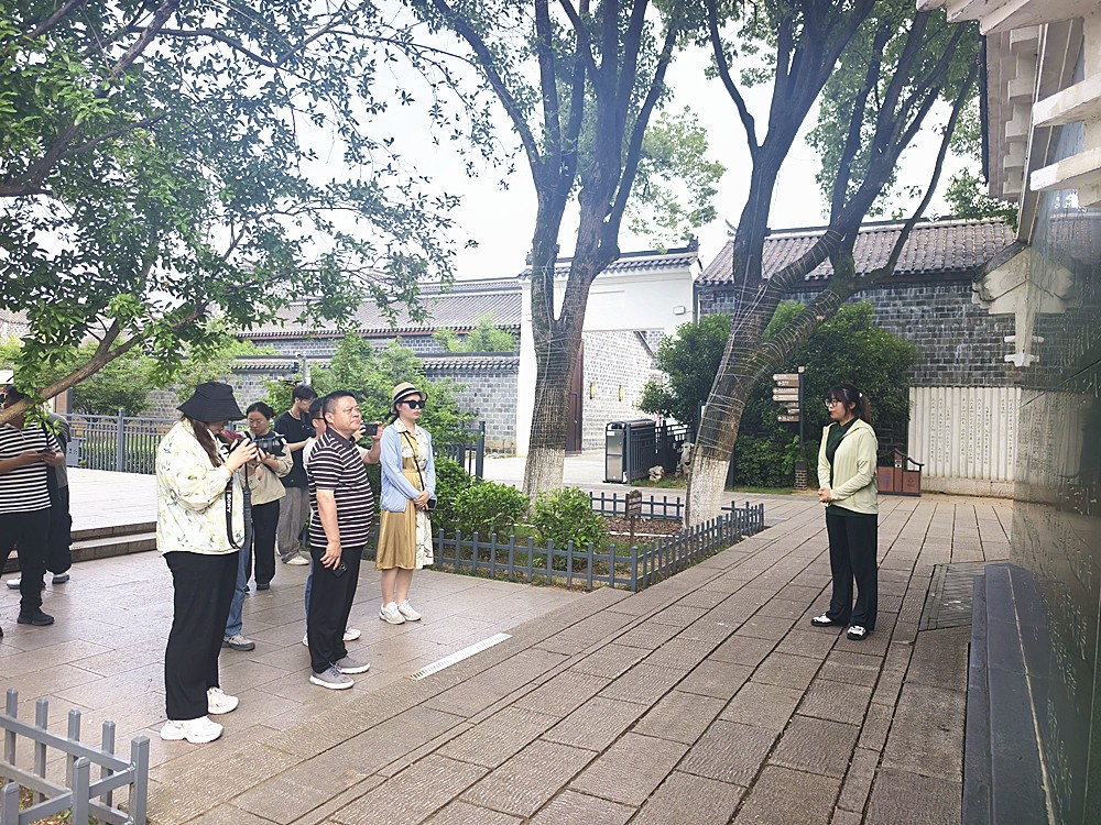 图为采访团参观_副本.jpg