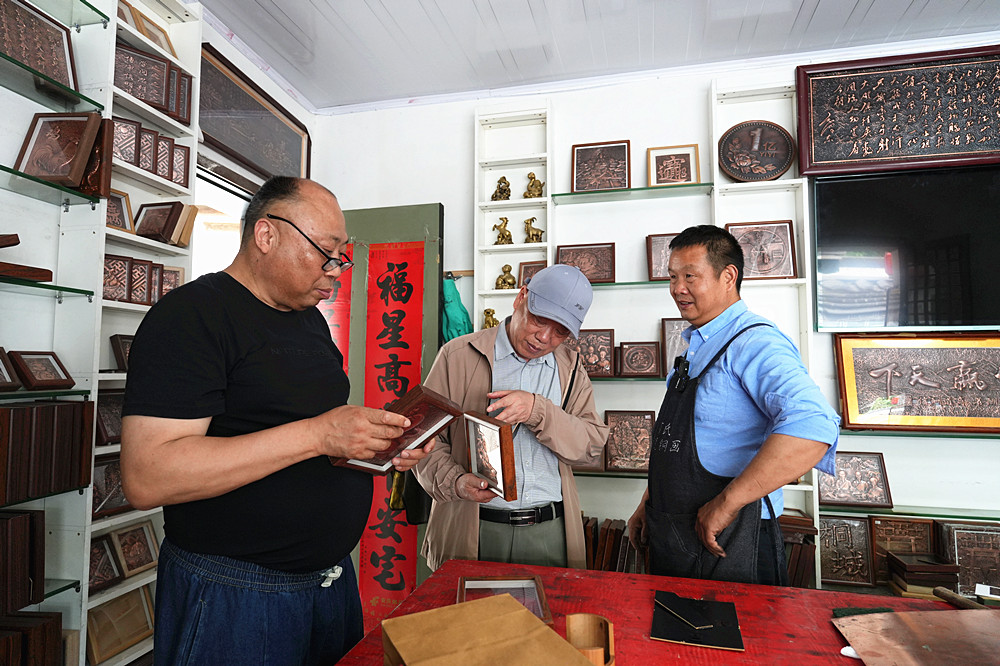 游客选购铜板浮雕画_副本.jpg
