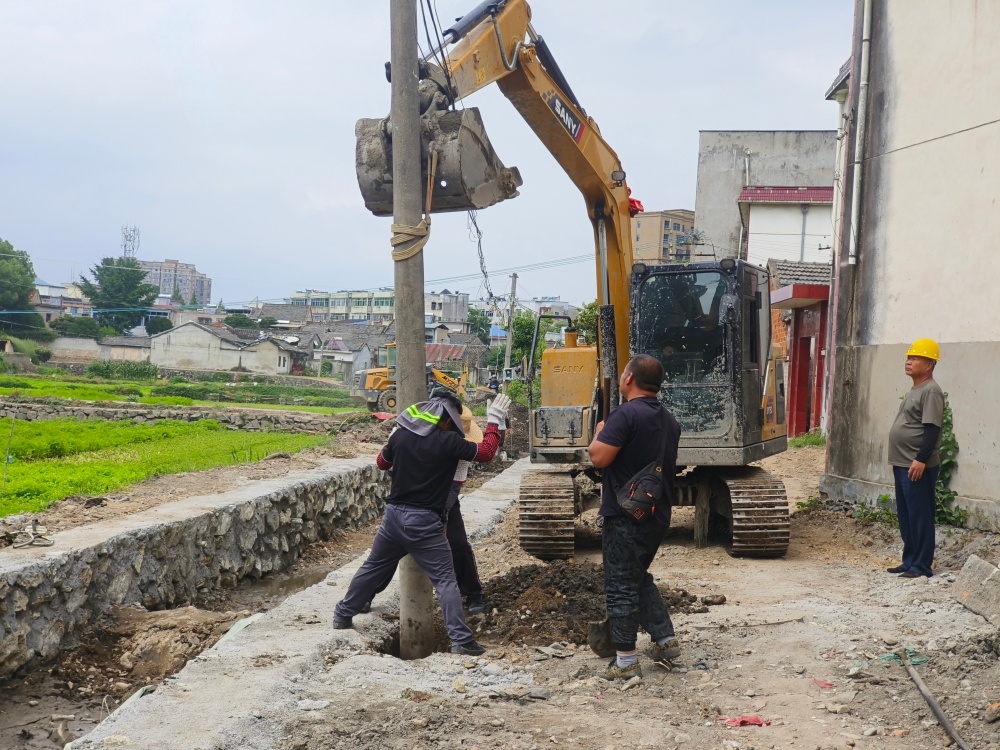 【六事六办 实干为民】文昌社区：迁移田梗电线杆 破解农户耕作难题 (3).jpg