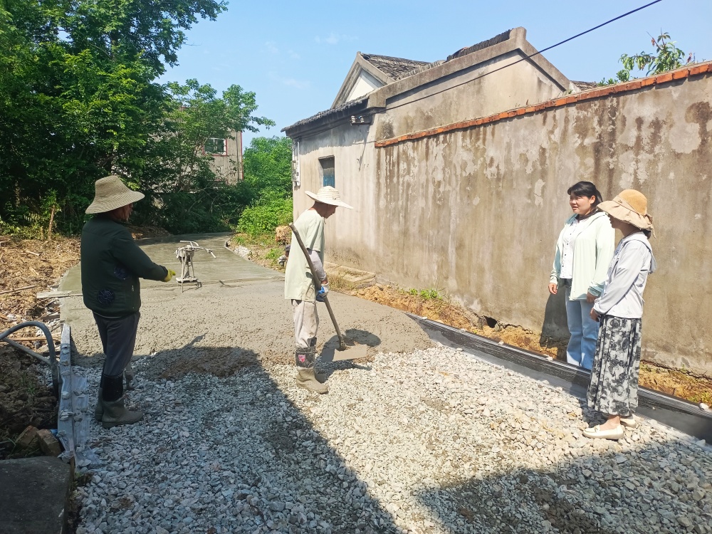 桐城市金神镇金鹿村：乡贤捐资又出力 泥泞小路变通途.jpg