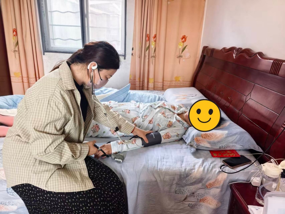 图为天林村村医为产妇测量血压现场_副本.jpg