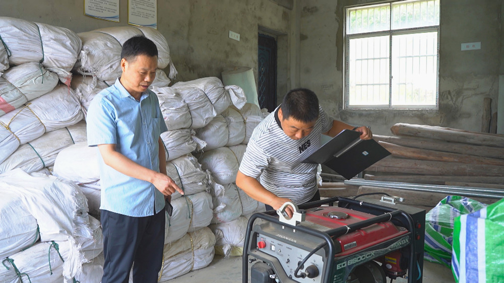 图为桐城市牯牛背水库管理处工作人员正在对防汛物资进行清点检查_副本.jpg