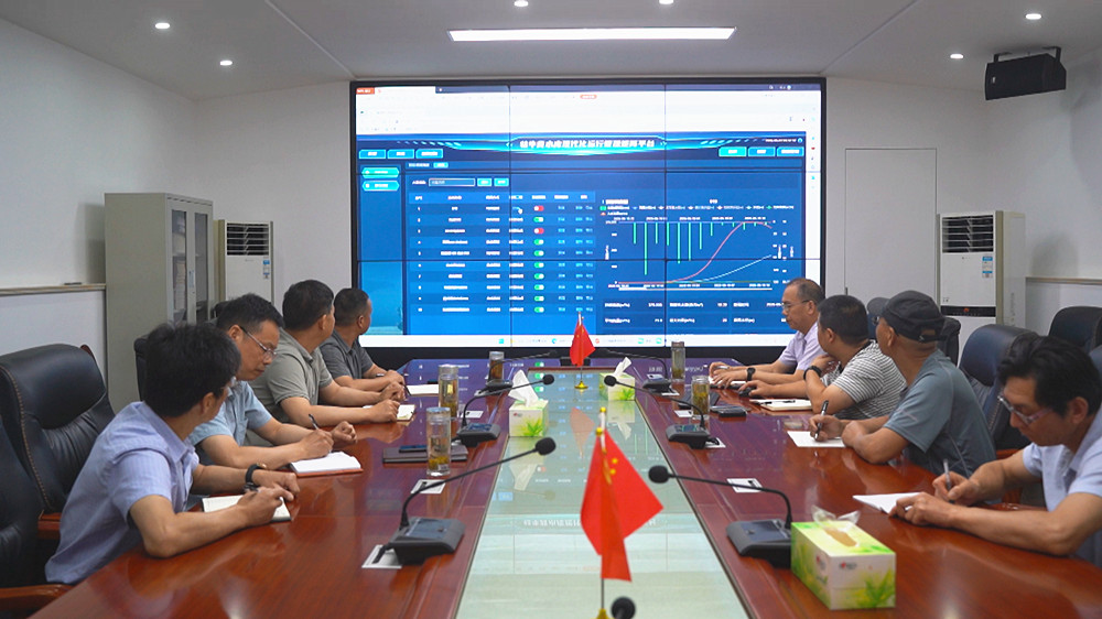 图为桐城市牯牛背水库管理处工作人员正在依托水库现代化矩阵管理平台实时把控水雨情变化_副本.jpg