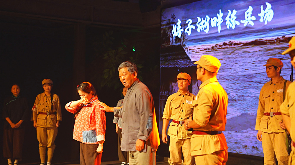 图为红色历史题材舞台剧《船歌》演出现场1_副本.jpg