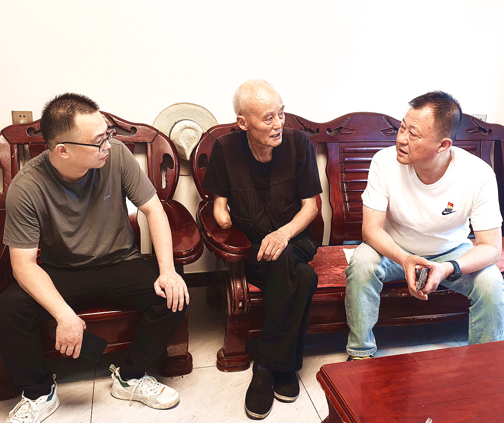 老党员_副本.jpg