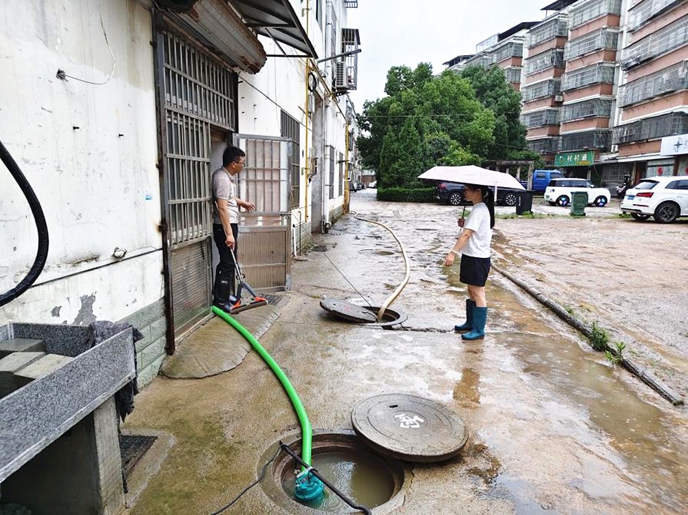 图为社区工作人员现场调度应急排涝_副本.jpg