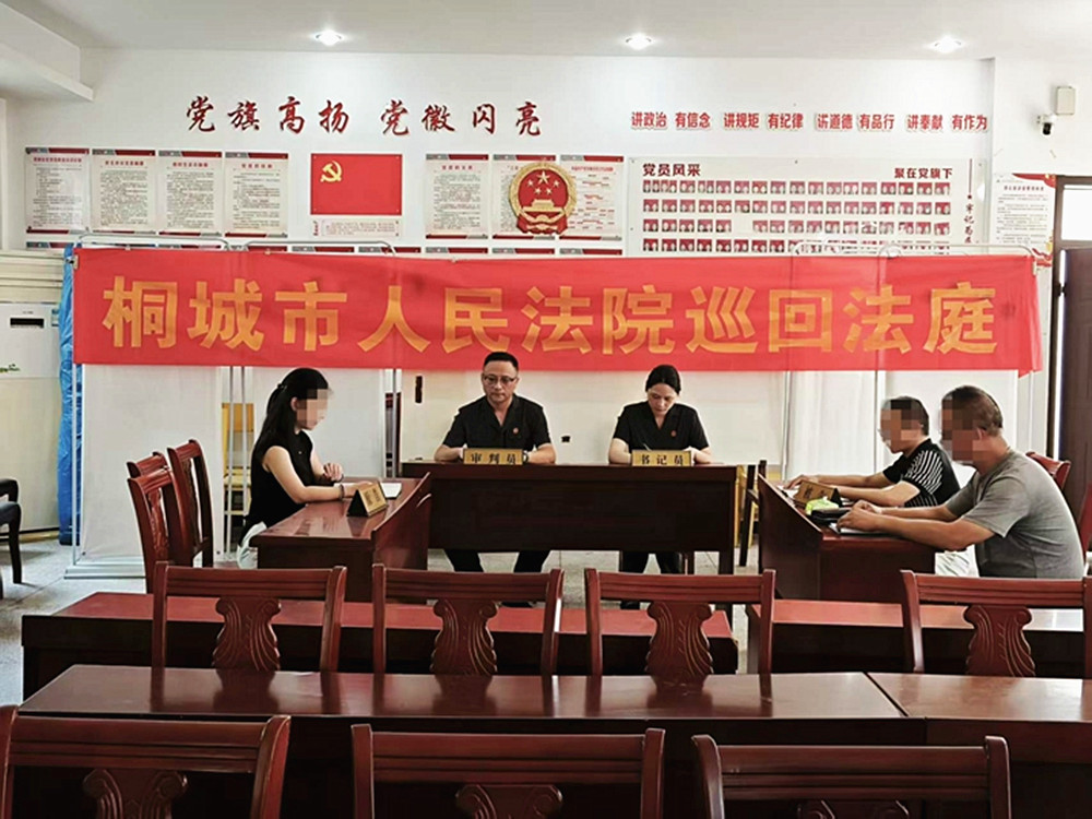 巡回法庭进社区，就地调解化民忧_副本.jpg