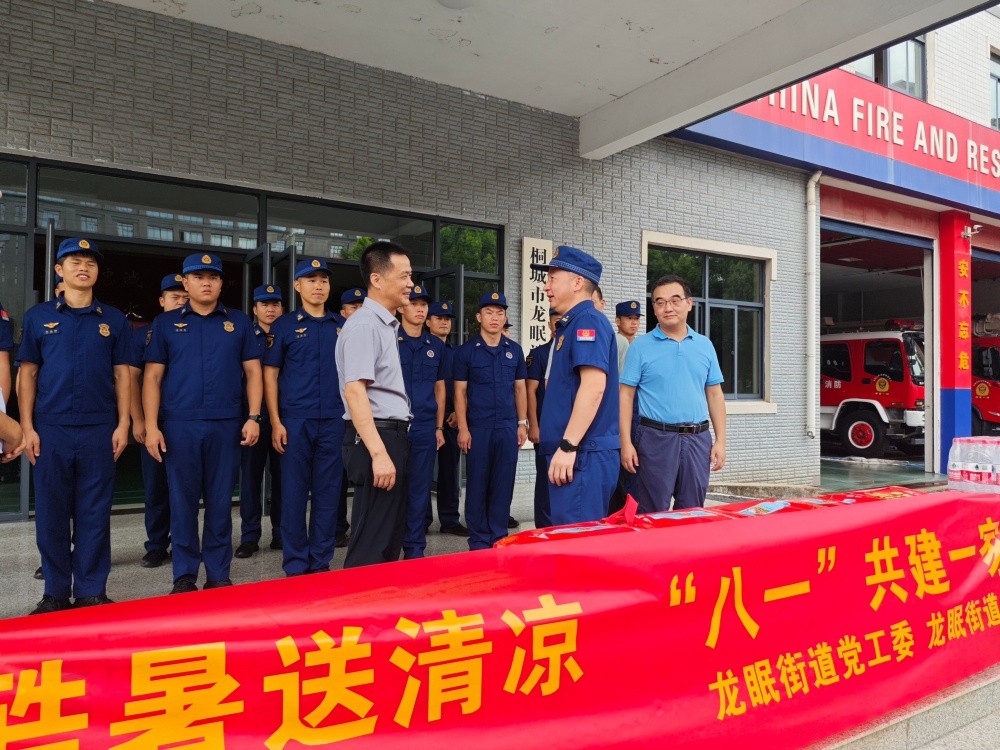 图为龙眠街道前往市消防大队送清凉现场2.jpg