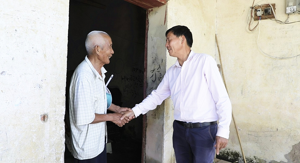 图为陆厚成(右）慰问村民_副本.jpg