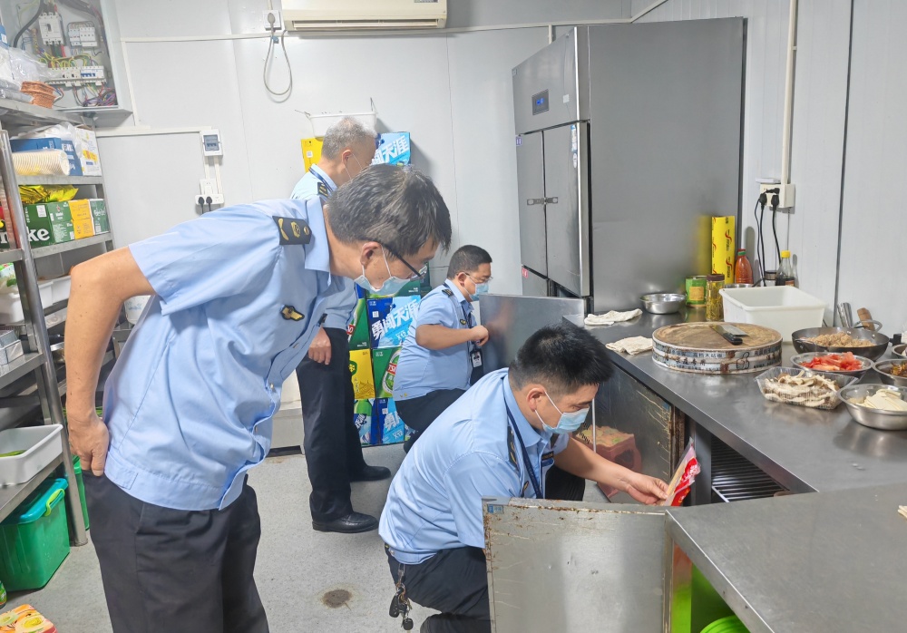 桐城：错时监管守夜市 从严整治护食安_副本.jpg