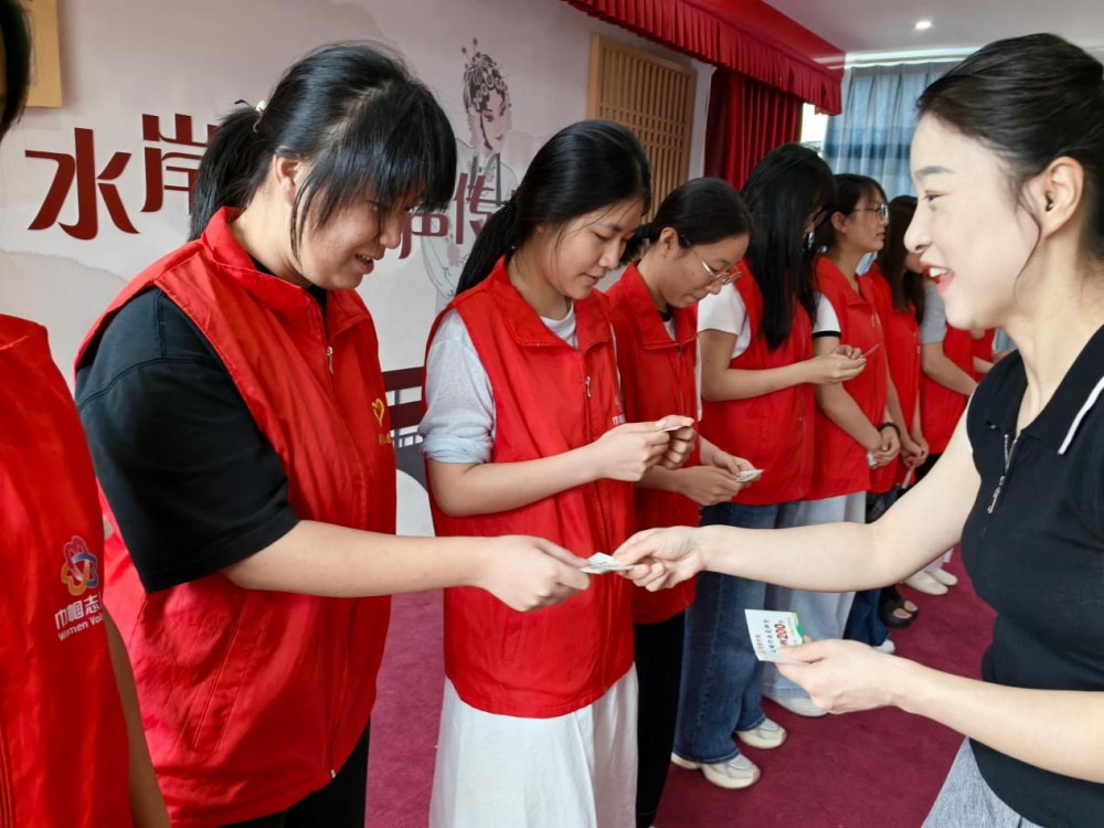 图为社区工作人员为志愿者们发放积分卡_副本.jpg