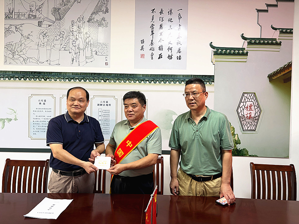 桐城市文明办开展“礼遇好人”走访慰问活动1_副本.jpg