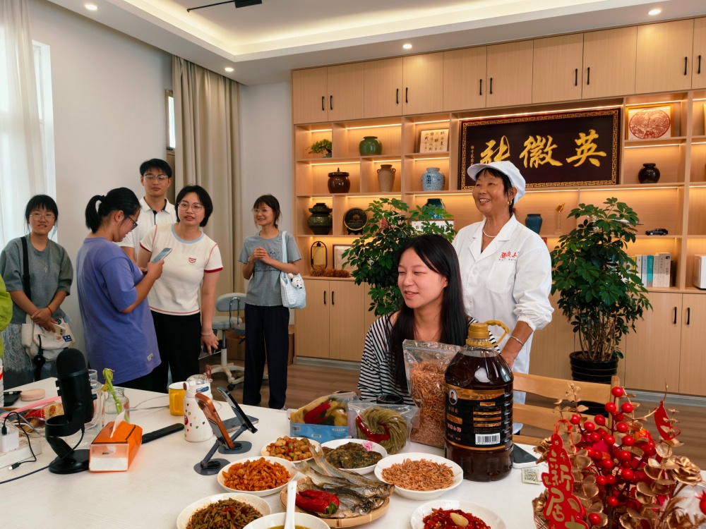 图为桐城市优秀青年学子做客“张大娘”直播间_副本.jpg
