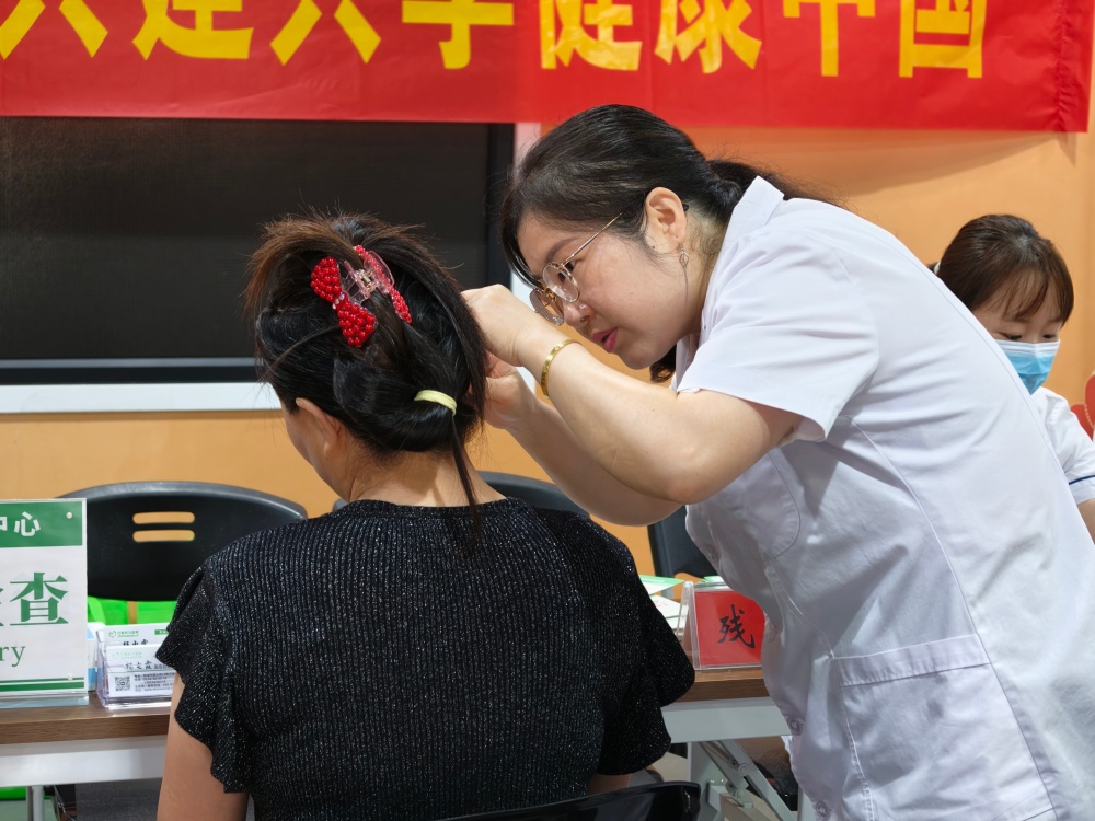 图为听力筛查环节.jpg