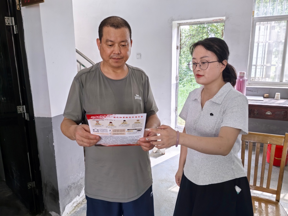 图为金神镇基层干部入户宣传扫黑除恶.jpg