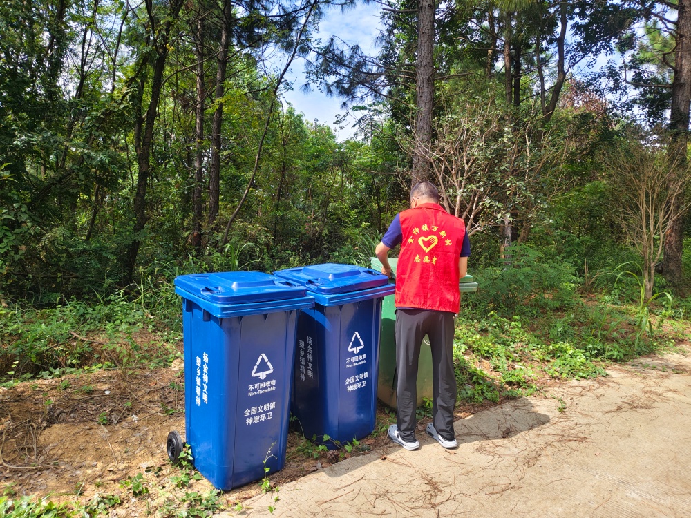 图为金神镇万新村新增设垃圾桶现场.jpg