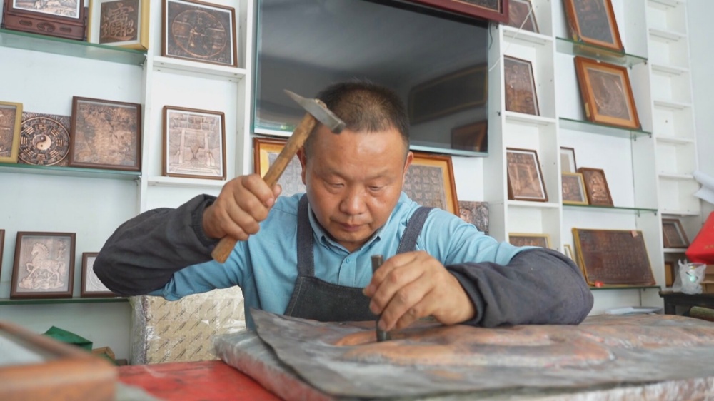 图为何淦正在制作铜雕_副本.jpg