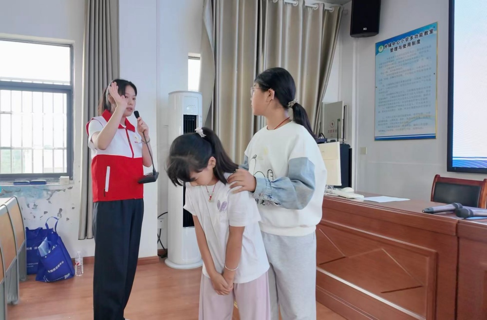 图为海姆立克急救法演示.jpg