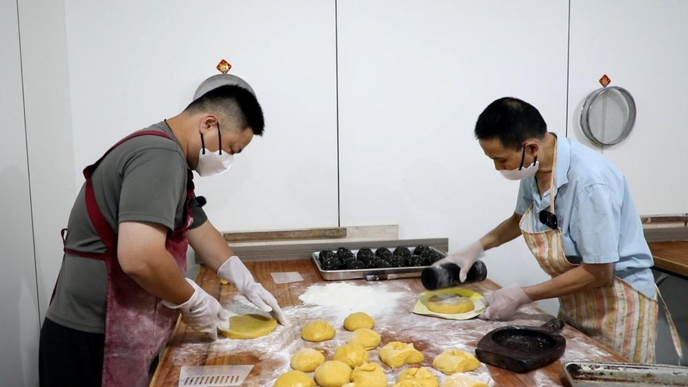 桐城：中秋将至 老店飘香——刘老三原味糕点父子同台做月饼[00-03-39][20260917-135751872]_副本.jpg