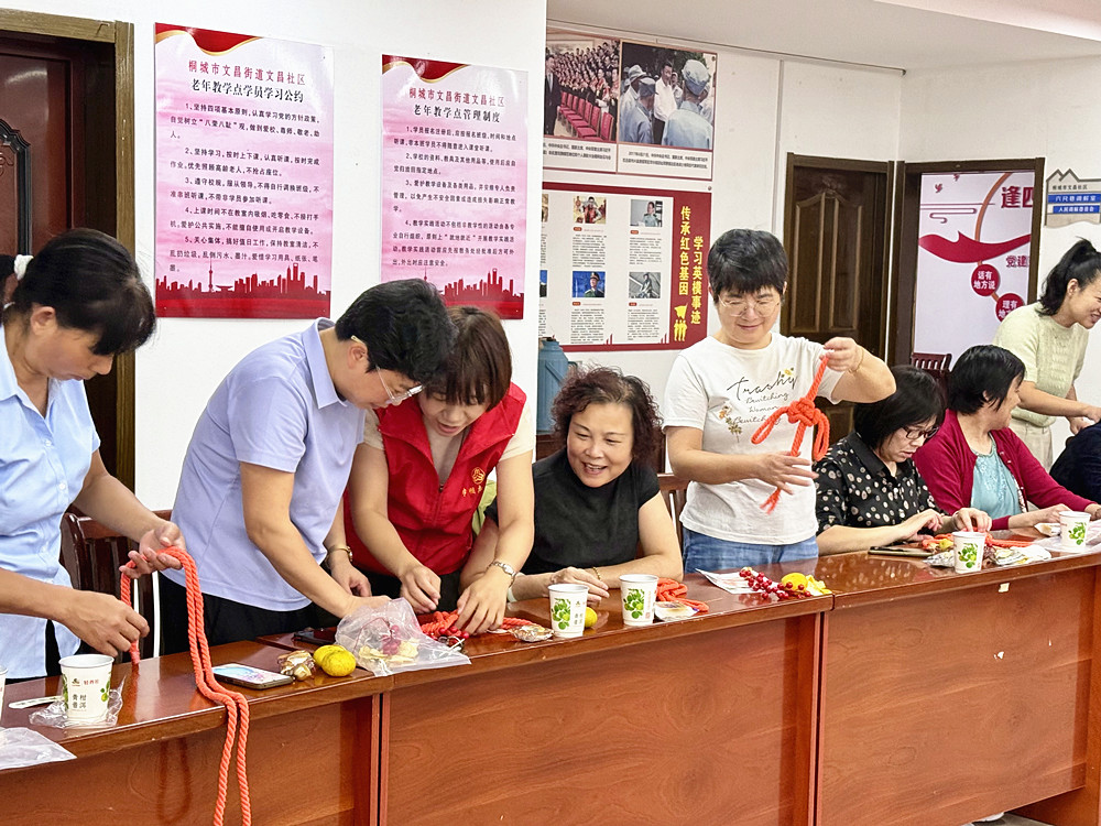 文昌社区：红绳迎中秋 结聚万家福 (3)_副本.jpg