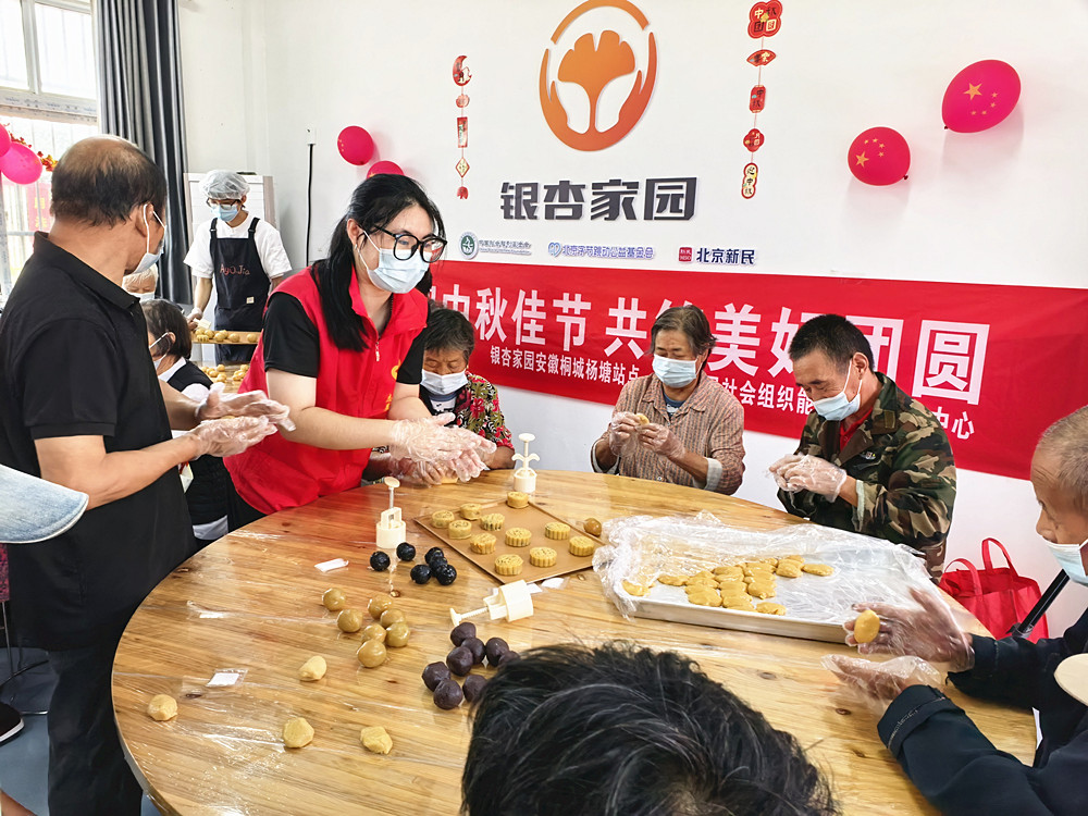 图为金神镇志愿者和“安庆好人”共做月饼现场_副本.jpg