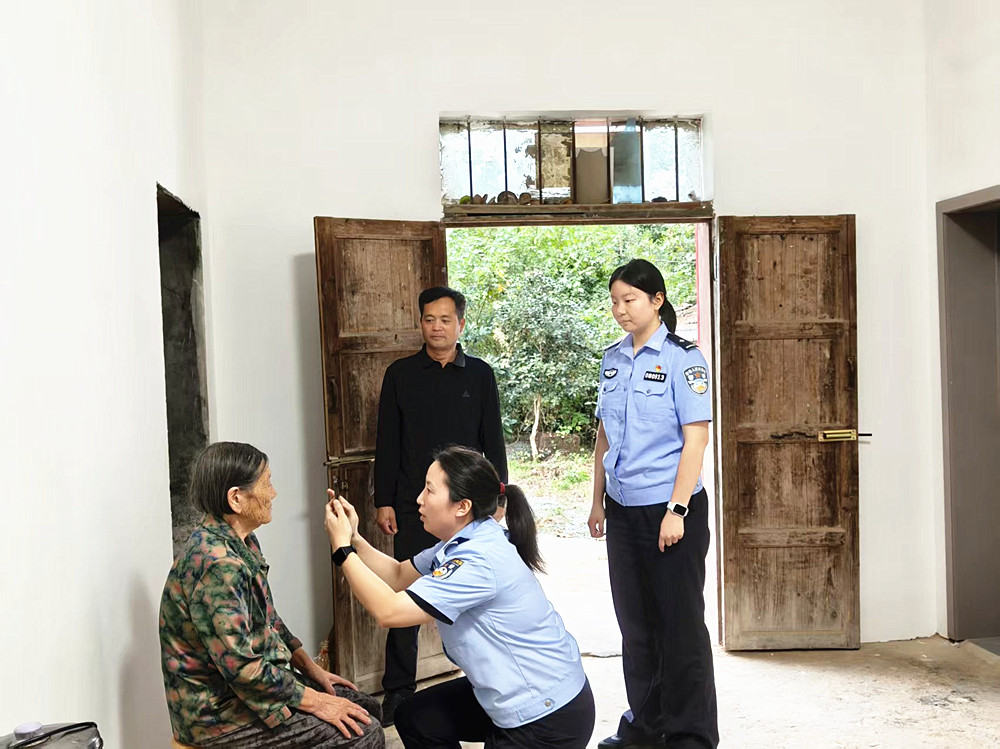 图为金神镇派出所民警上门为高龄老人办理身份证_副本.jpg