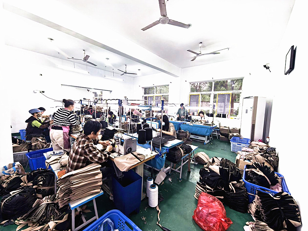学校教学楼教室改成员工操作车间_副本.jpg